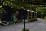 Blick vom Biergarten auf die Eingänge zur Bar und zum Speisesaal